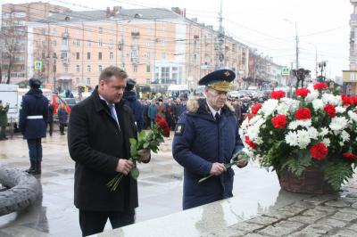 Руководители Рязани и области возложили цветы к памятнику Победы